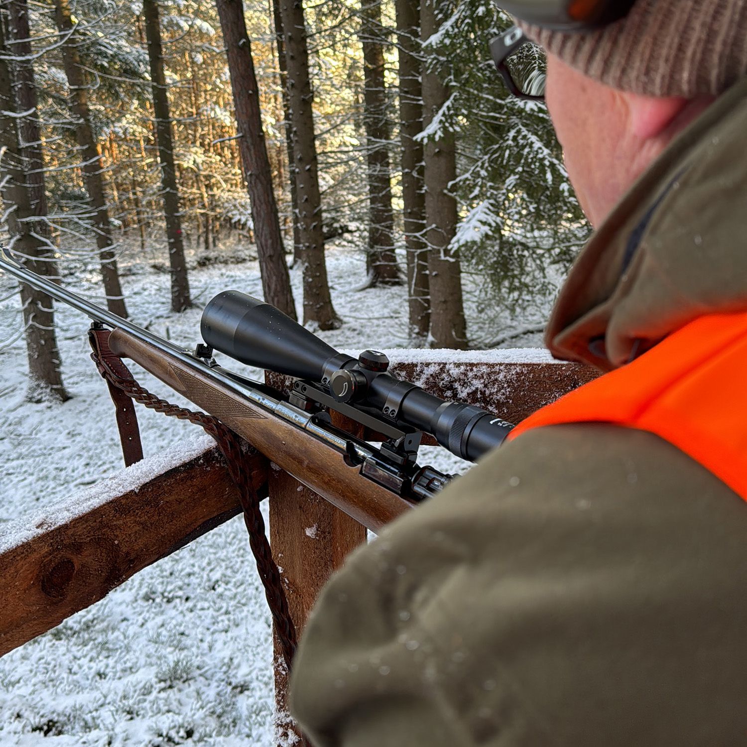 Jäger mit Waffe beim Ethik & Knigge Seminar