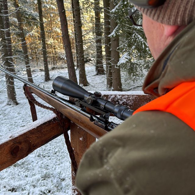 Jäger mit Waffe beim Ethik & Knigge Seminar